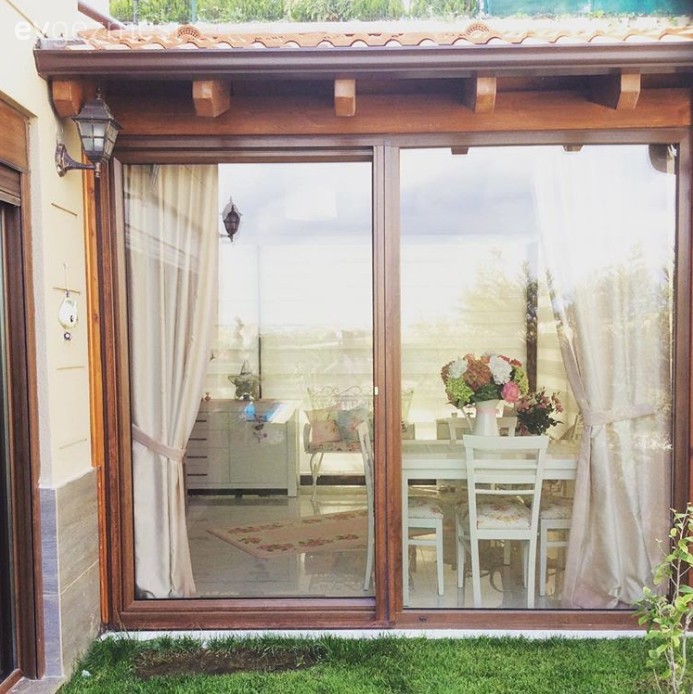 Farklı stil ve renklerin bir araya geldiği özenli ve zarif bir ev..