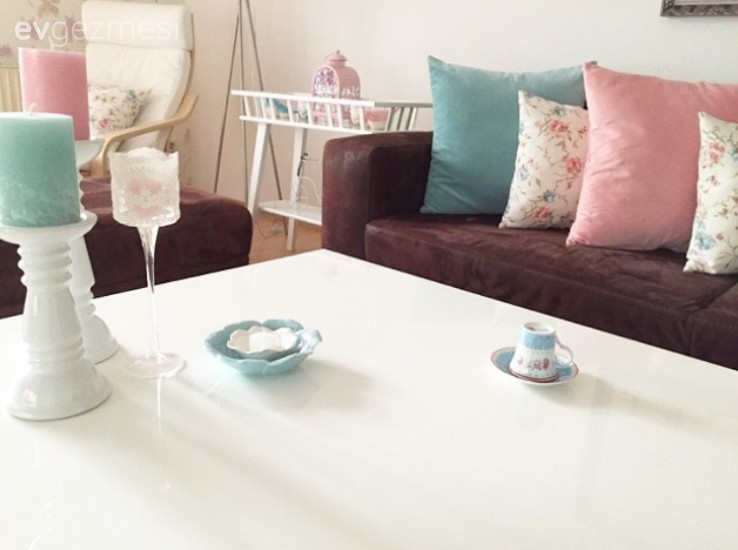 Kahverenginin, pembe ve mavi aksesuarlarla hareketlendiği bir ev.