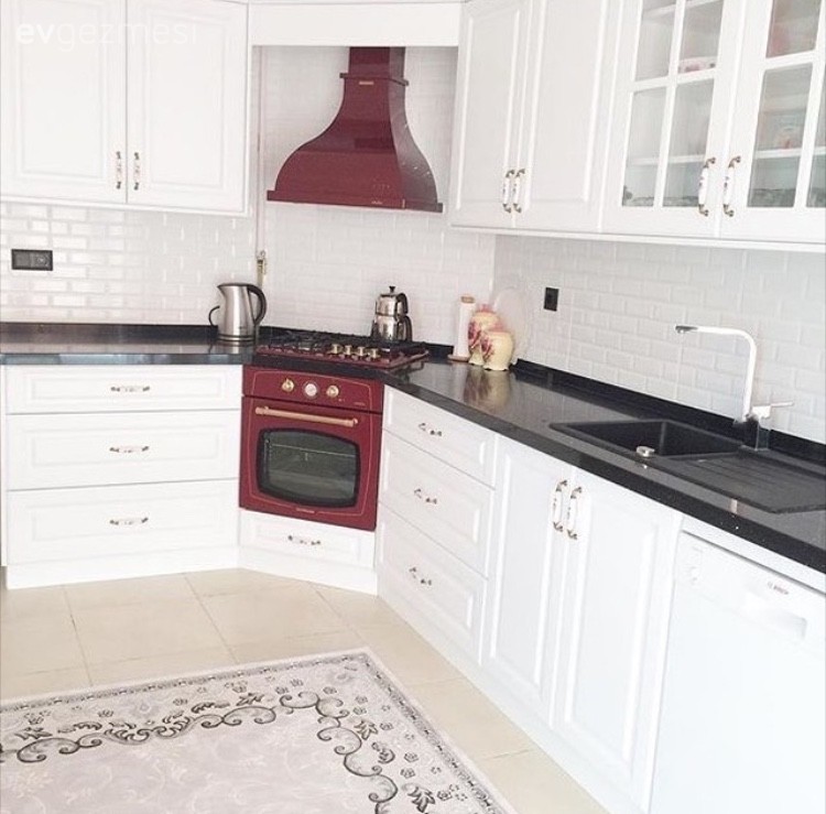 Nostaljik esintilerle dolu zarif ve iç açıcı bir ev..