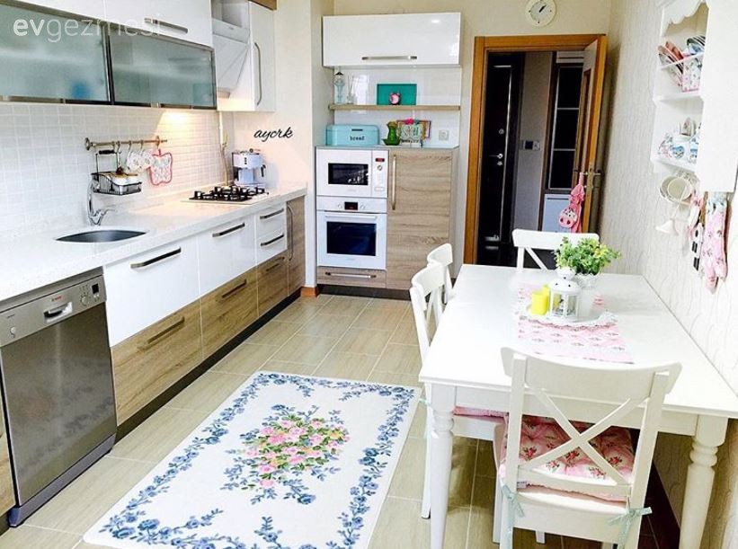 Ayşe hanımın bol dekoratif aksesuarla şekillenen cıvıl cıvıl evi..