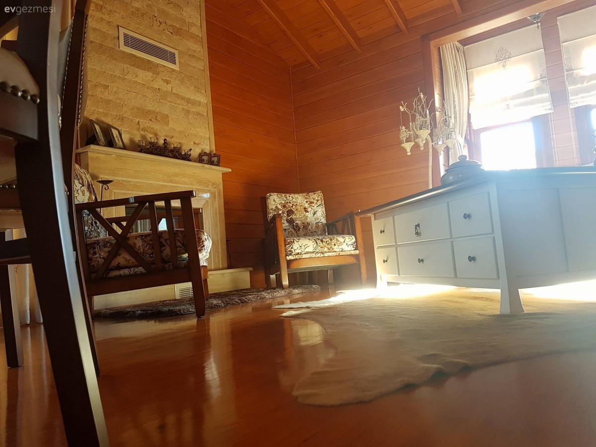 Halı, Orta sehpa, Salon, Şömine, Taş duvar