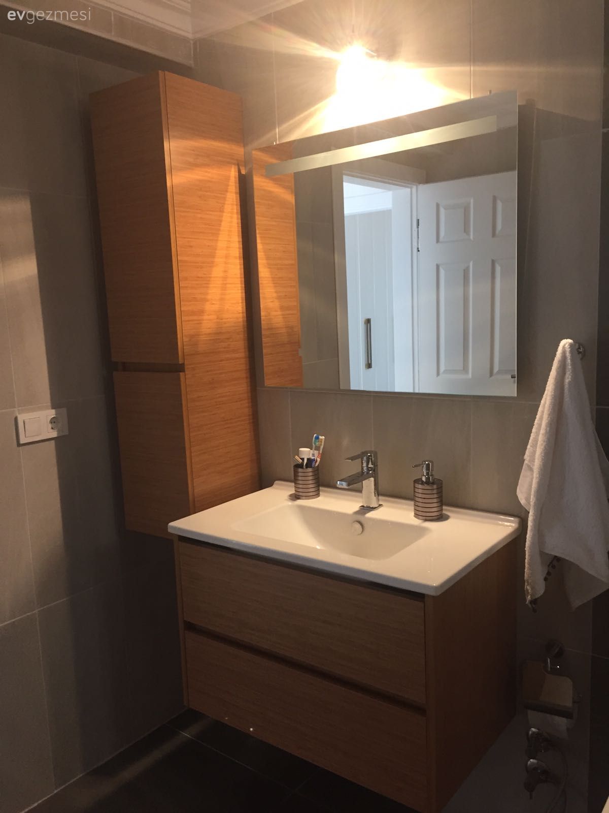 Yeni tasarım hem kullanışlı, hem modern ve şık. Dilek hanımın tadilat geçiren banyo ve holü..