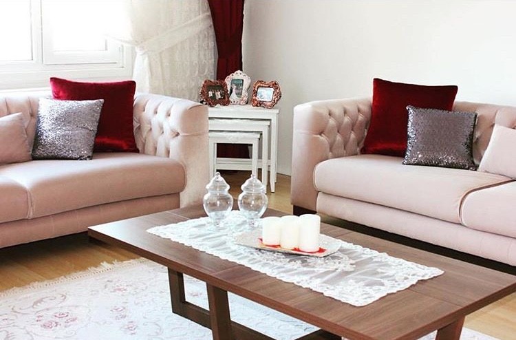 Mehtap hanımın bordo vurgulu asil ve şık salonu..