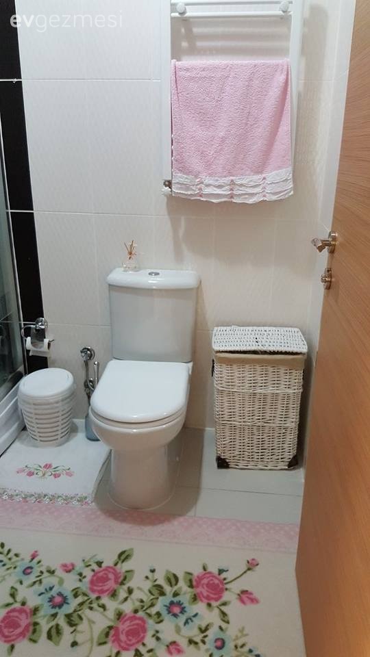 Esengül hanımın küçük alanda ferahlığı yakaladığı, tatlı evi..