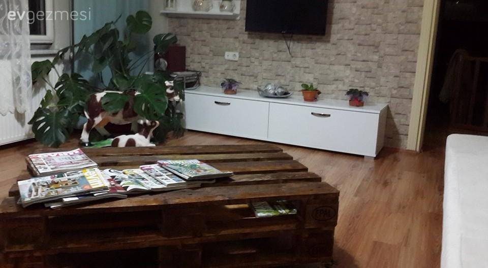 Emel hanımın paletlerden yaptığı bir oturma odası takımı