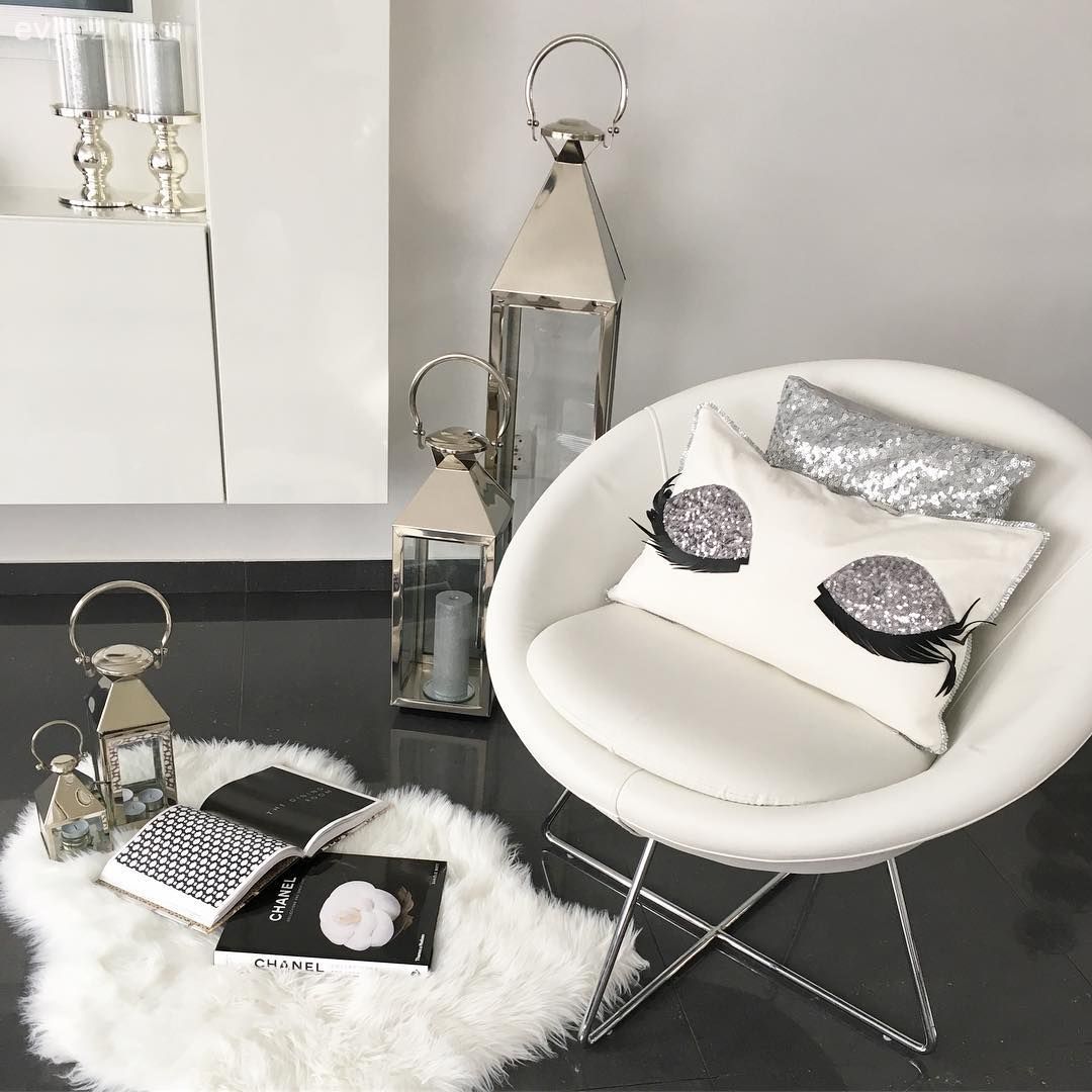 Siyah, beyaz renklere gümüş vurgular. Tuğba hanımın sade, şık evi.