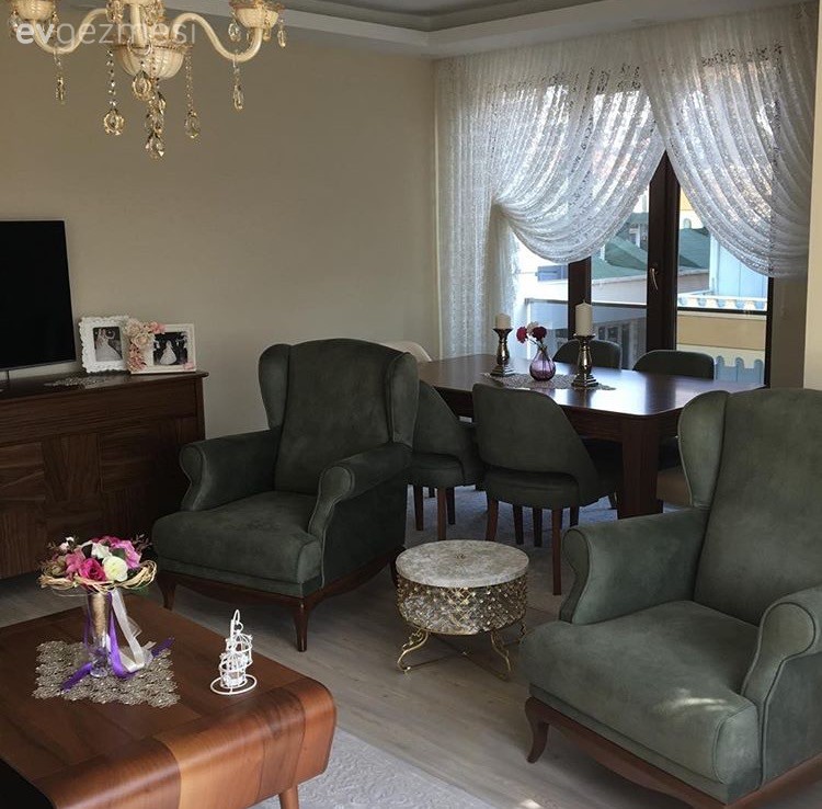 Toprak renkler, sıcak ve sofistike bir dekor.. Suzan hanımın salonu..