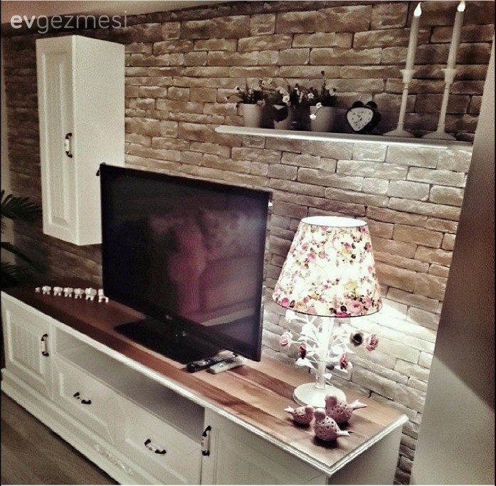 Şirin Hanım'ın pembeler ve çiçek desenler içindeki country tarzı evi