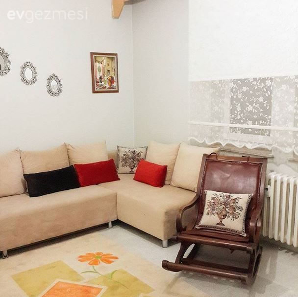 Tayinci bir çiftin el emeği kanaviçe ve objelerle zenginleşen evleri.