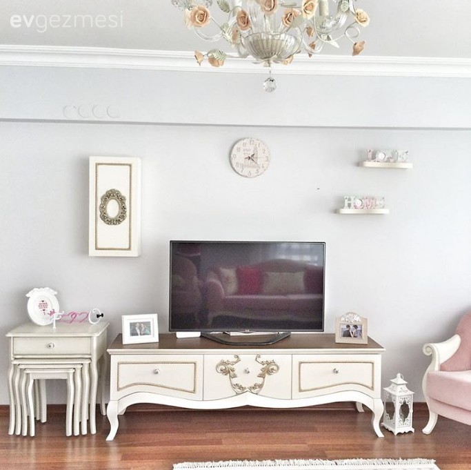 Pastel renklere kırmızı vurgusuyla, Fidan hanımın sıcacık evi..