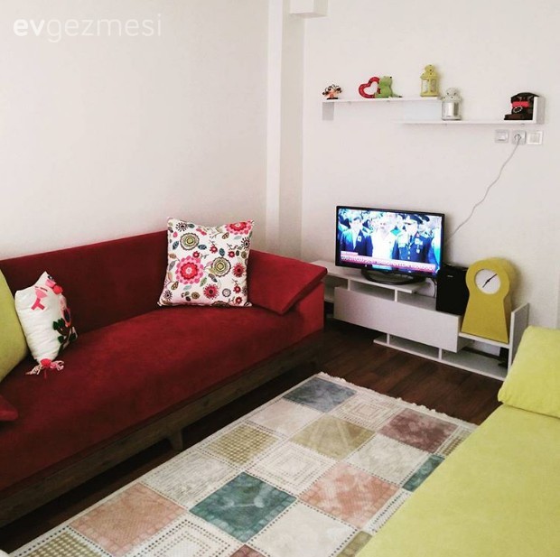 Turkuaz yeşile zarif mobilyaların eşlik ettiği keyifli bir ev..