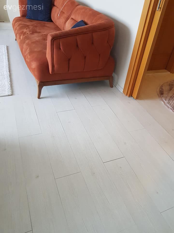 Mutfak ve oturma alanının birlikte olduğu bu odanın parkeleri değişecek. Ne seçmeli?