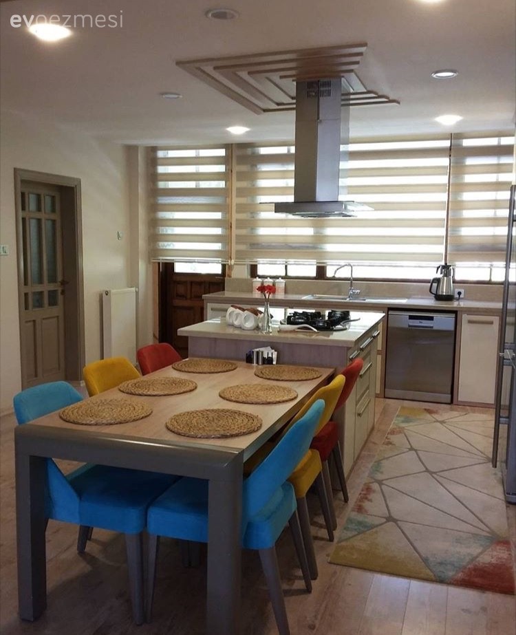 Mutfak, Ada mutfak, Mutfak masası