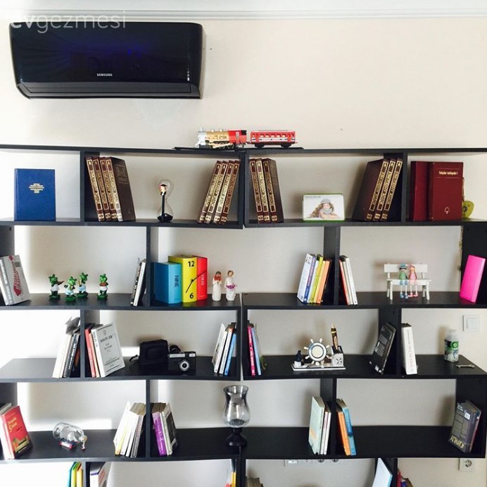 Esra hanımın sade döşeyip sarı renk ile canlandırdığı ofisi