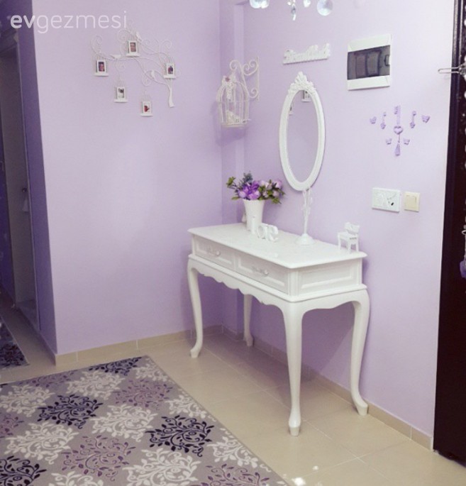 Klasik stilde pembe ve beyaz ağırlıklı bir ev..