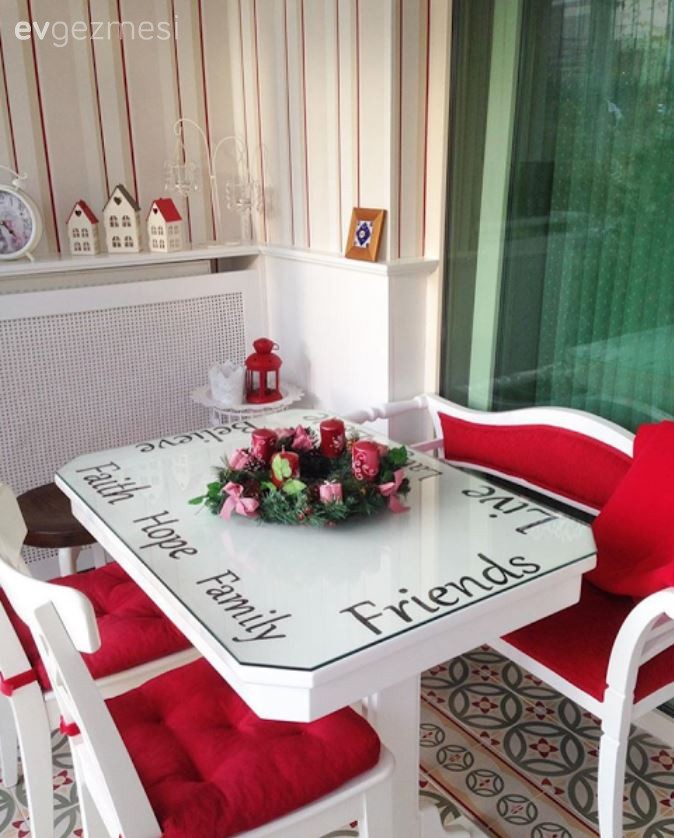 Aygün Hanım'ın Kırmızı-Beyaz Vurgulu Kış Bahçesinde Yeni Yıl Dekoru..