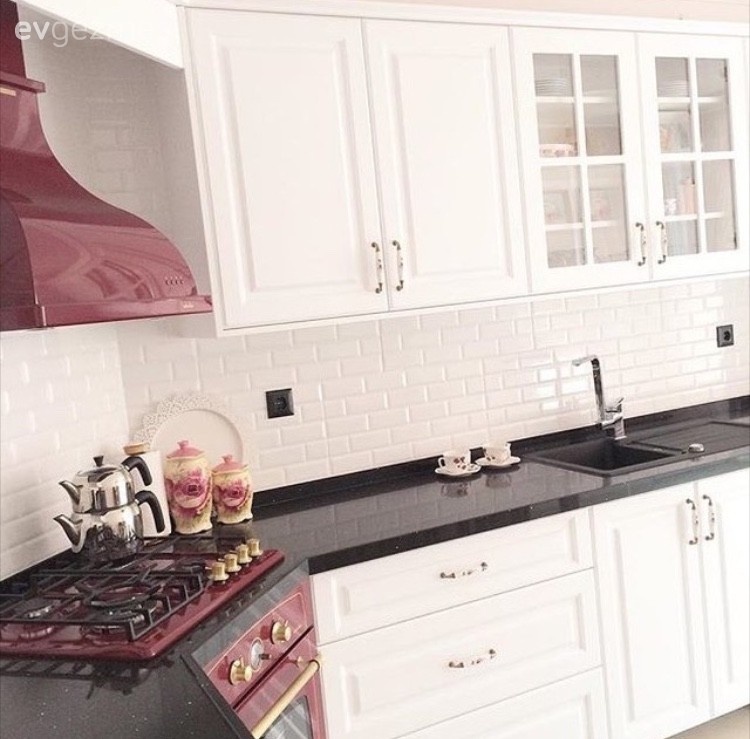 Nostaljik esintilerle dolu zarif ve iç açıcı bir ev..