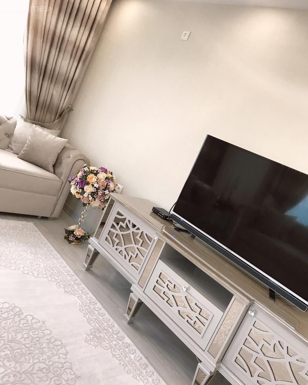 Bu Salonun Sessiz Renkleri Aksesuarların Şıklığını Öne Çıkarıyor!