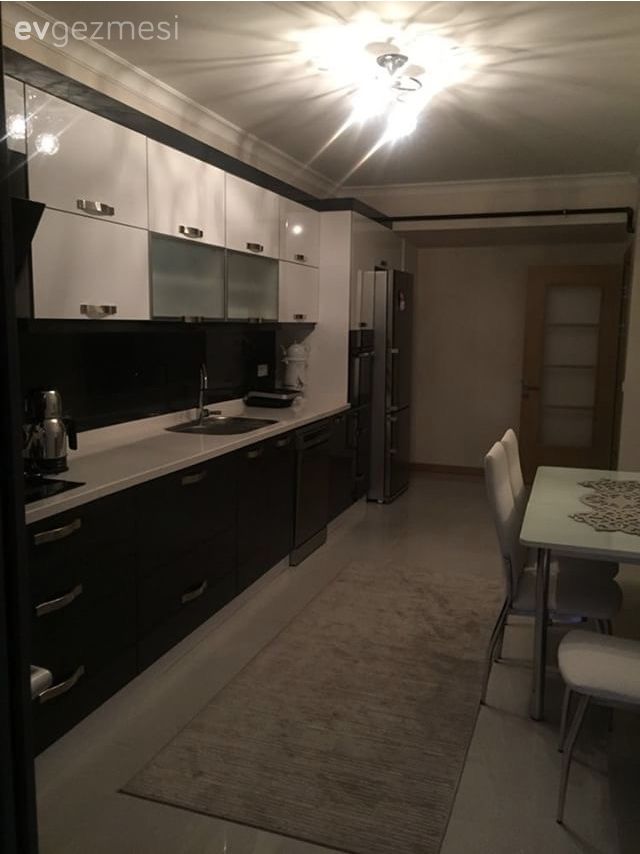 Modern mutfak, Mutfak masası