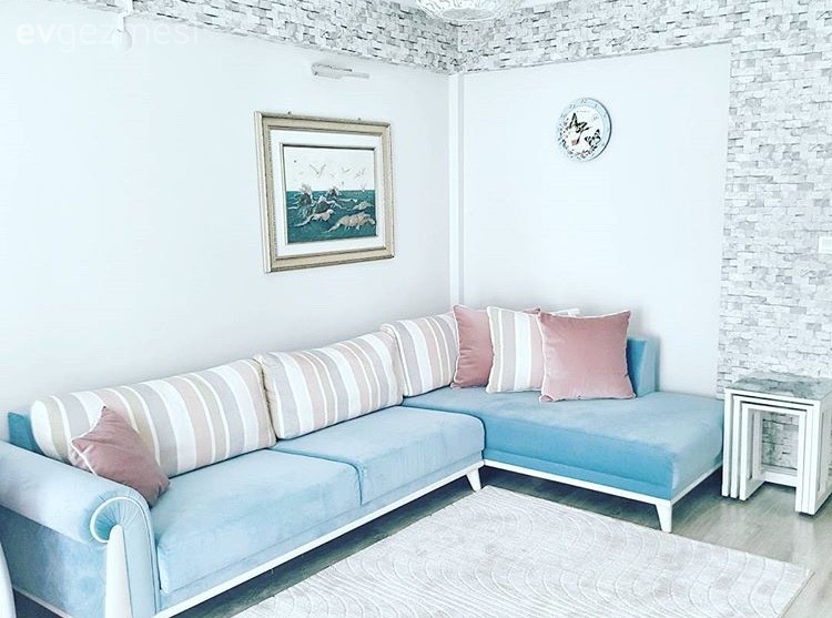 Ayna, Halı, Köşe koltuk, Mavi, Oturma Odası, Taş duvar, Tablo, Beyaz halı