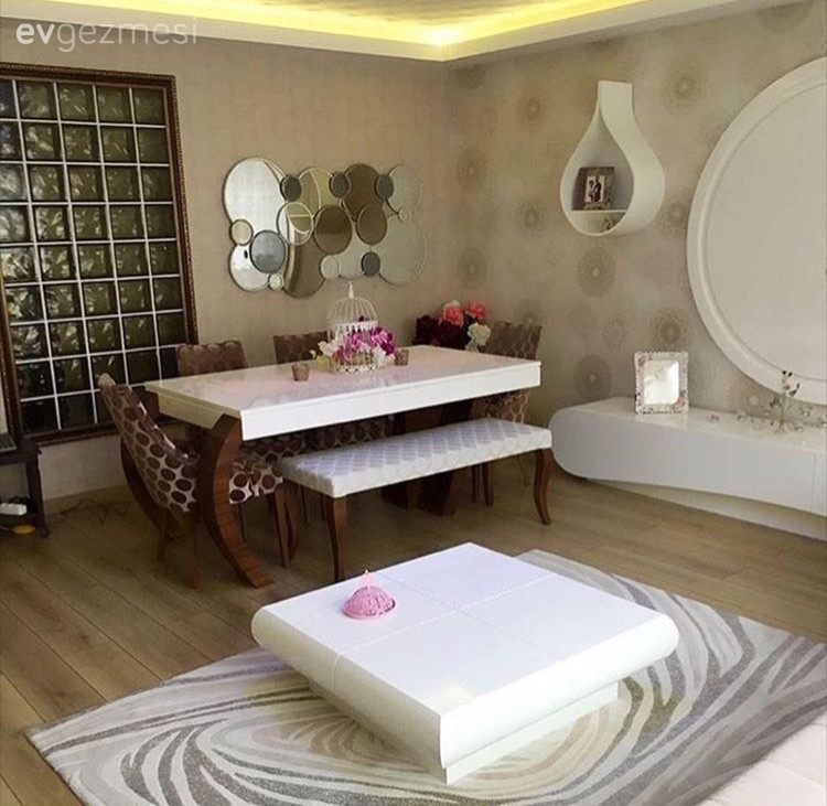 Duvar dekorasyonu, Halı, Kahverengi, Orta sehpa, Duvar rafı, Tv ünitesi, Yemek Odası