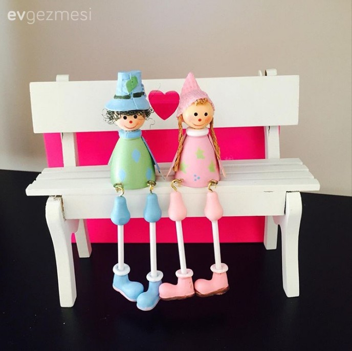 Esra hanımın sade döşeyip sarı renk ile canlandırdığı ofisi