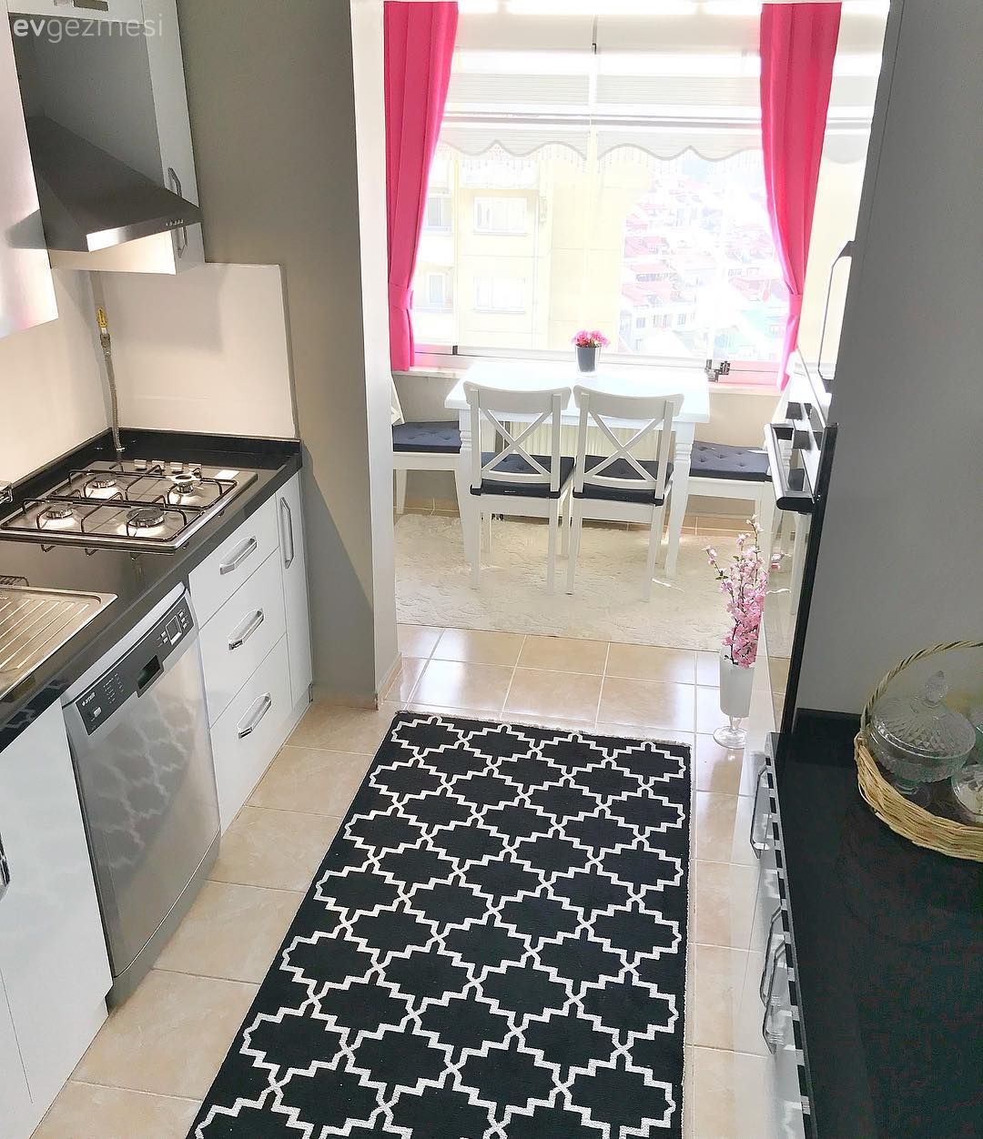 Beyaz mutfak, Mutfak halısı, Mutfak, Halı, Siyah- Beyaz, Mutfak masası, Koridor tipi mutfak