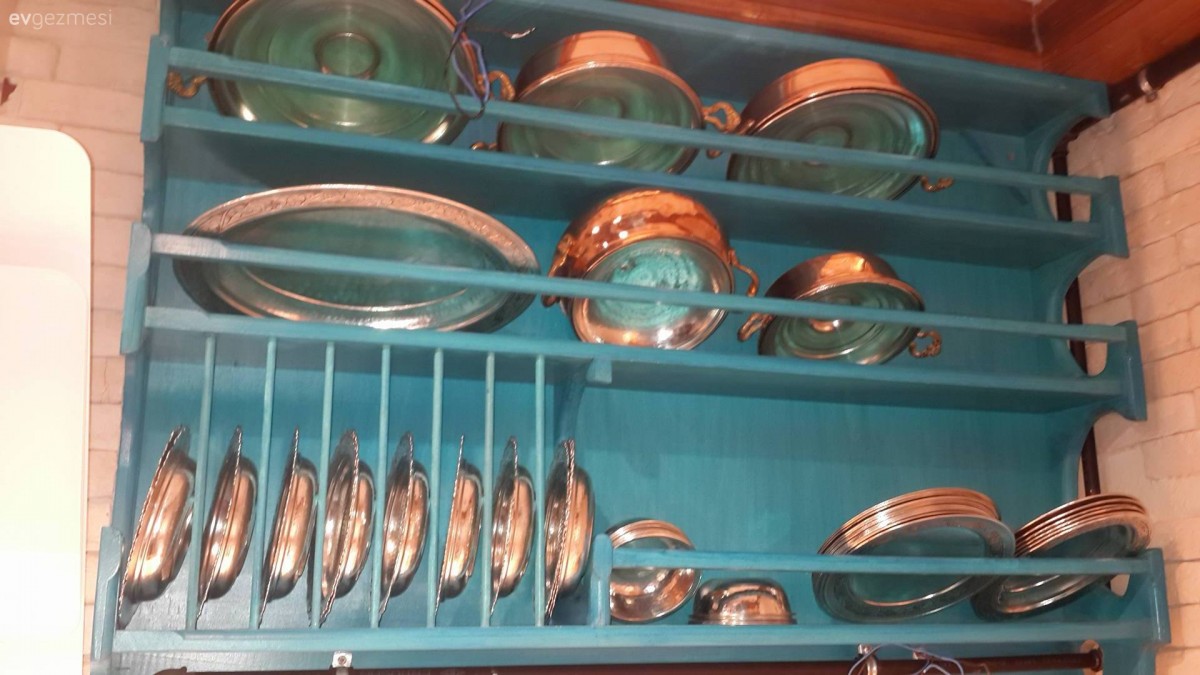 Özlem hanım ve eşinin emekleri ile restore ettikleri aile yadigarı evleri..