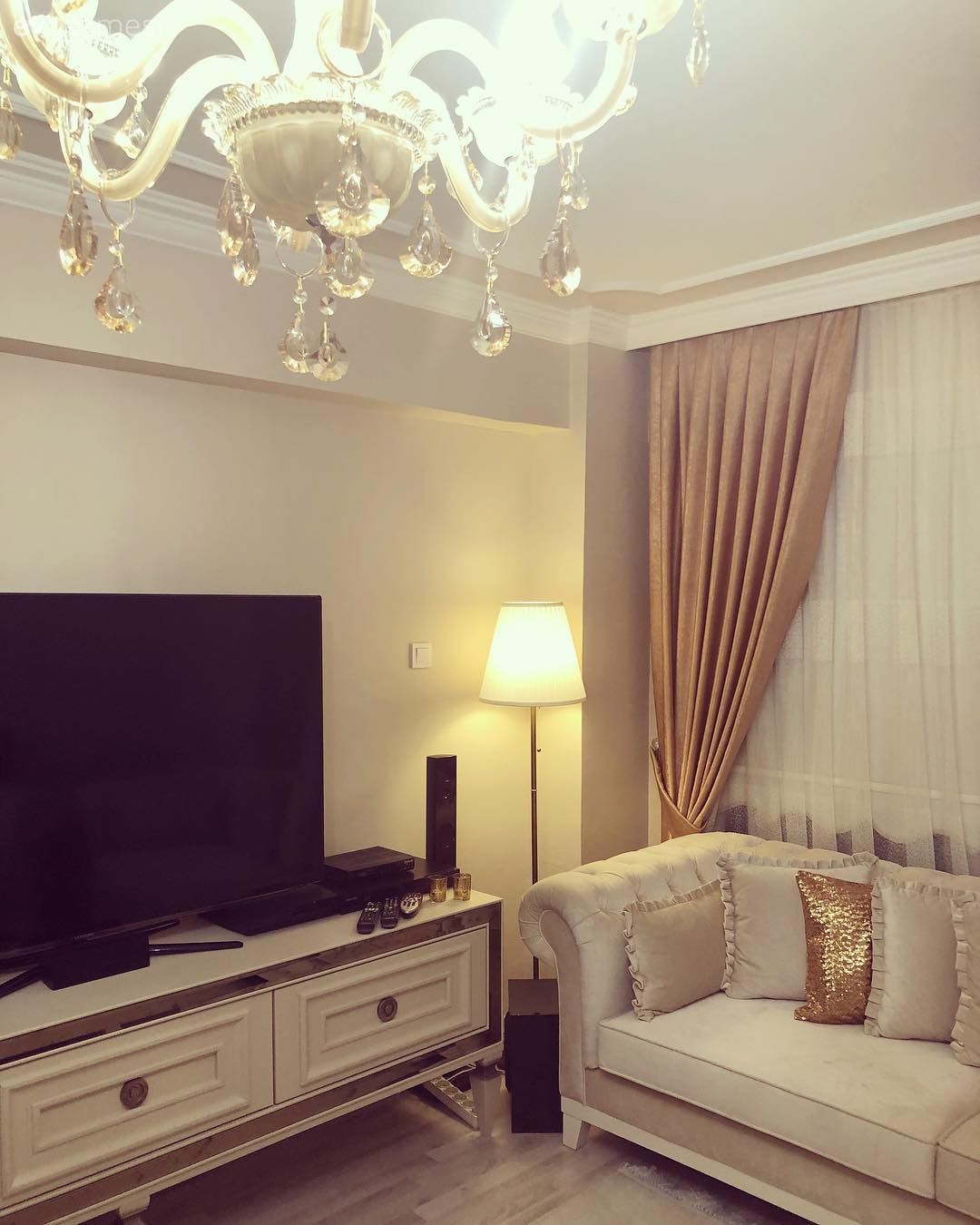 Açık sıcaklara altın dokunuşlar. Sadeliğe göz alıcılık katılmış bir ev..