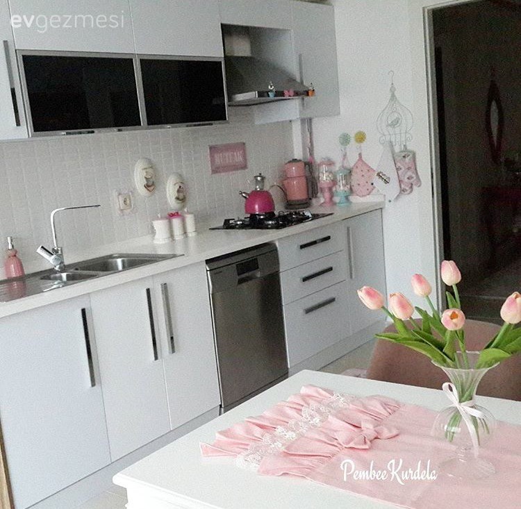 Yapışkanlı folyolarla dönüşüm geçiren bir mutfak..
