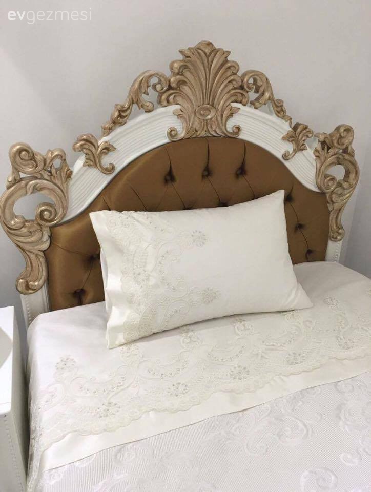 Kebire hanımın oymalı mobilyalar, lüks renklerle, gösterişli evi..