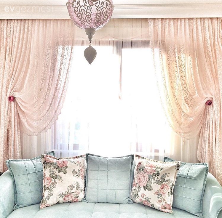 Mavi, Oturma Odası, Perde