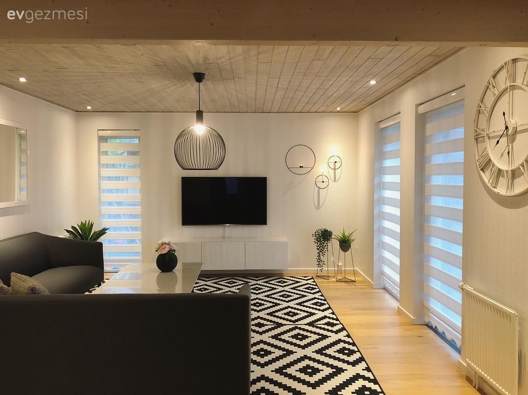 Tavanlar Bu Modern Eve Sıcak ve Özgün Bir His Kazandırıyor