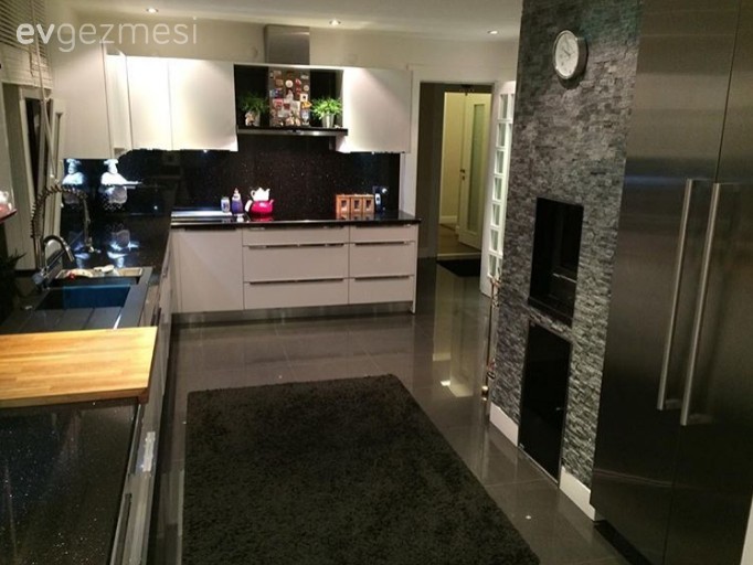 Bu evin harika manzarası bile sofistike dekorasyonunun önüne geçemiyor..