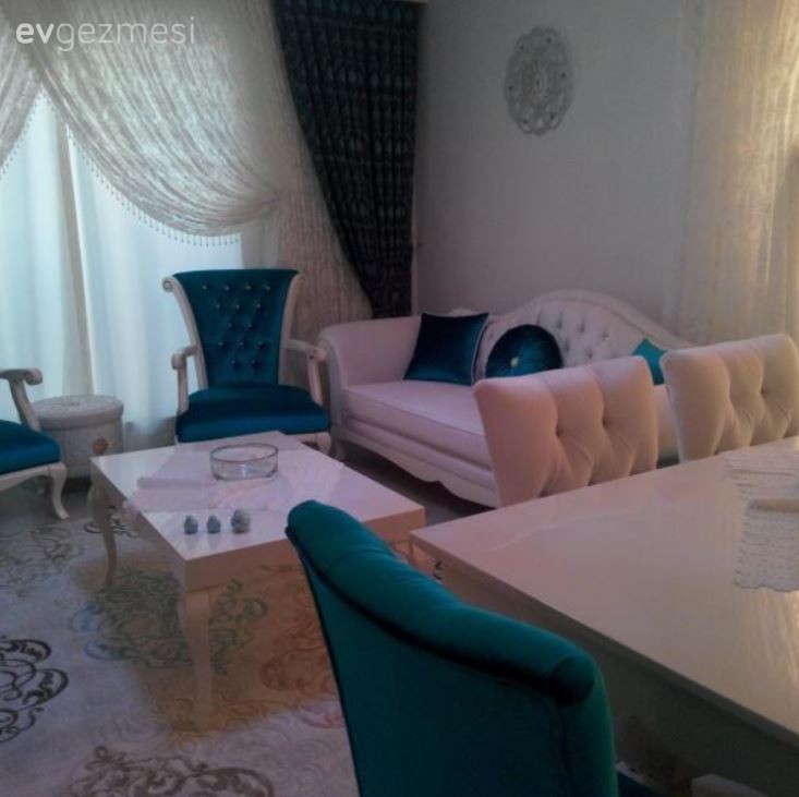 Rabia hanımın mavi-beyaz uyumu odağında olan, şık salonu..