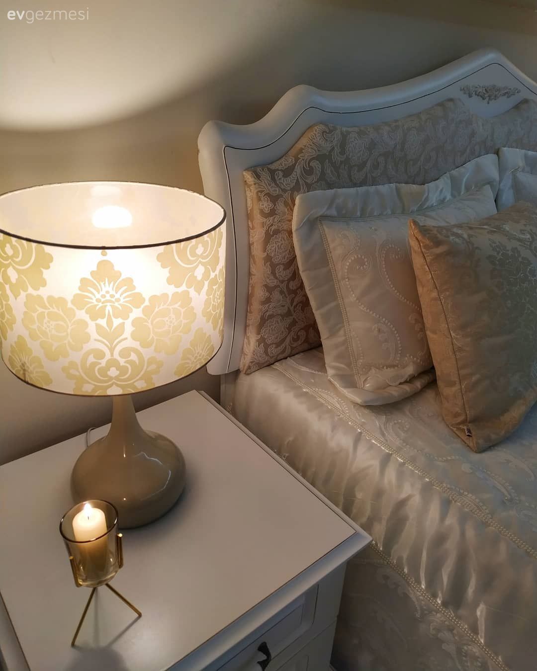Yatak Odası, Abajur, Damask desen, Krem, Yatak başlığı, Kumaş yatak başlığı
