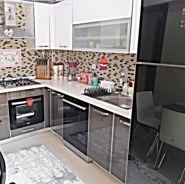 Genç çiftin modern ve şık evinde misafiriz.