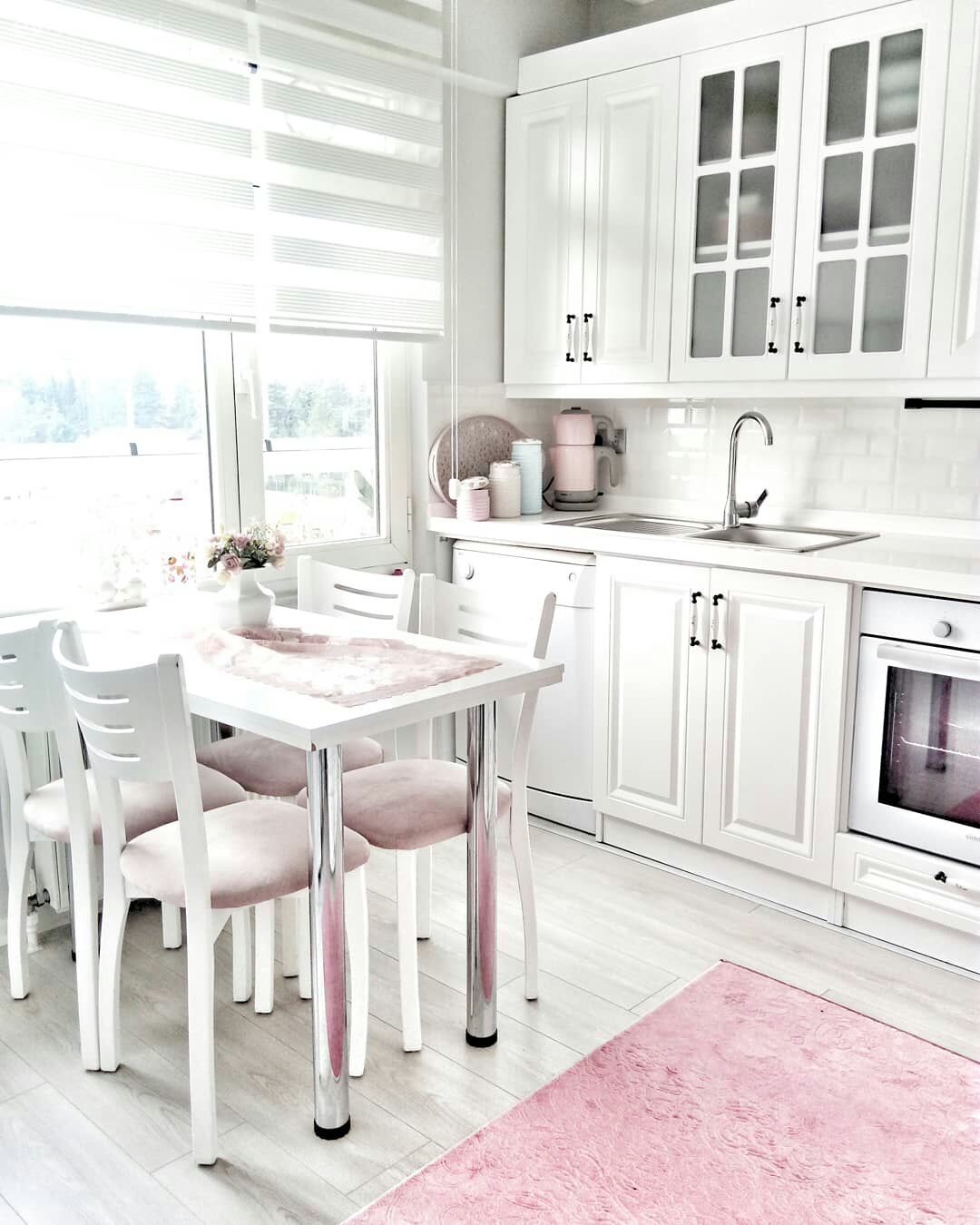 Beyaz mutfak, Mutfak, Mutfak masası, Halı, Mutfak halısı, Pembe, Mutfak perdesi, Cam Ankastre, Country mutfak