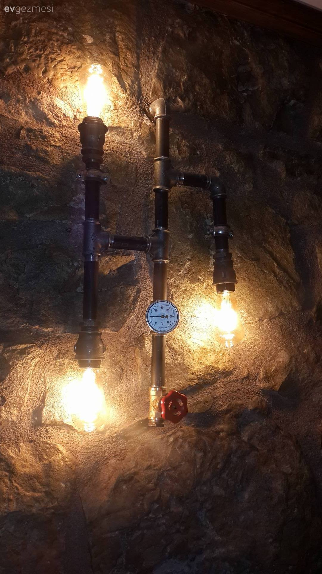 Özlem hanım ve eşinin emekleri ile restore ettikleri aile yadigarı evleri..