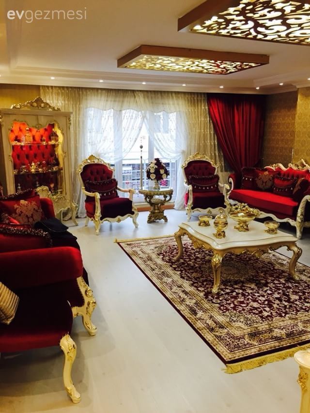 Çarpıcı renkler, oymalı mobilyalar ve klasik aksesuarlar ile saray gibi, göz alıcı bir ev..