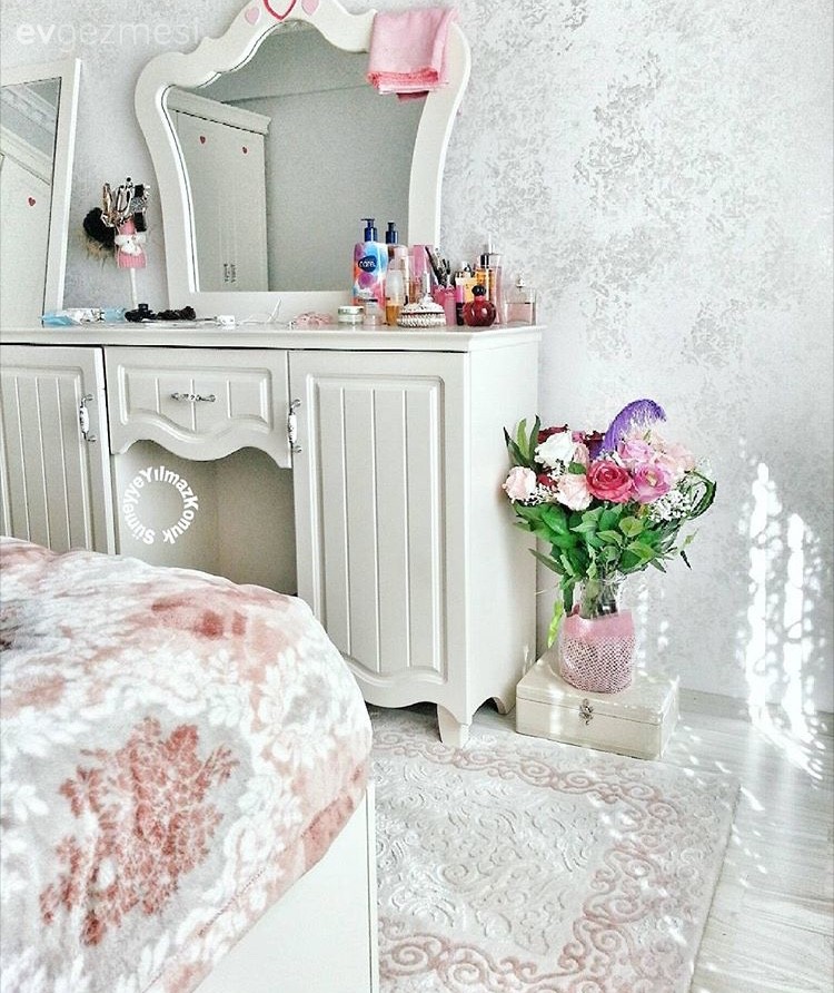 Sümeyye hanımın her odası kendi içinde uyumlu, sade evi..