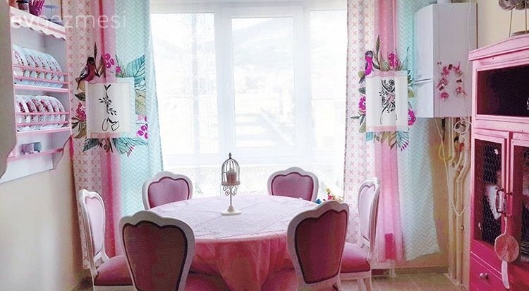 Mutfak, Mutfak masası, Pembe, Pembe mutfak, Perde