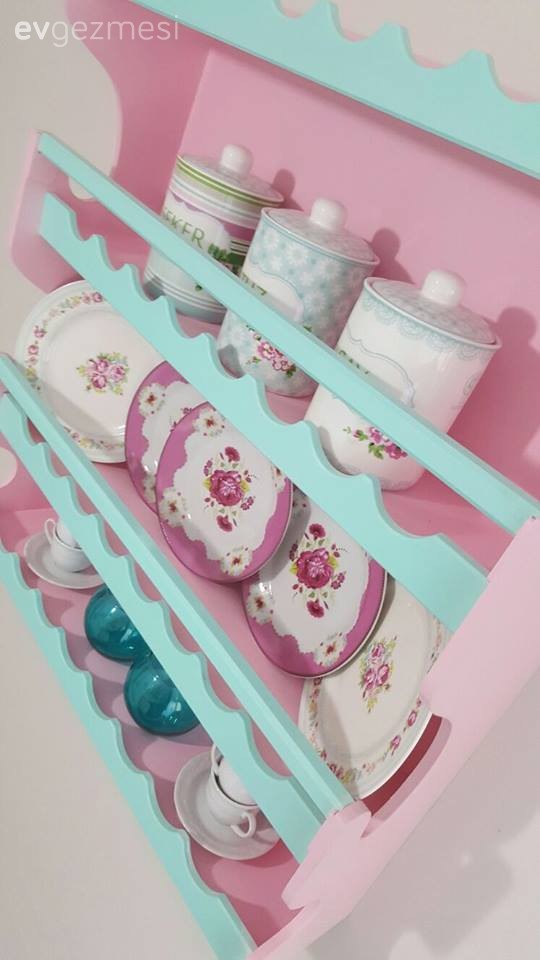 Merve hanımın bol el emeği objeyle zenginleşen mutfağı..