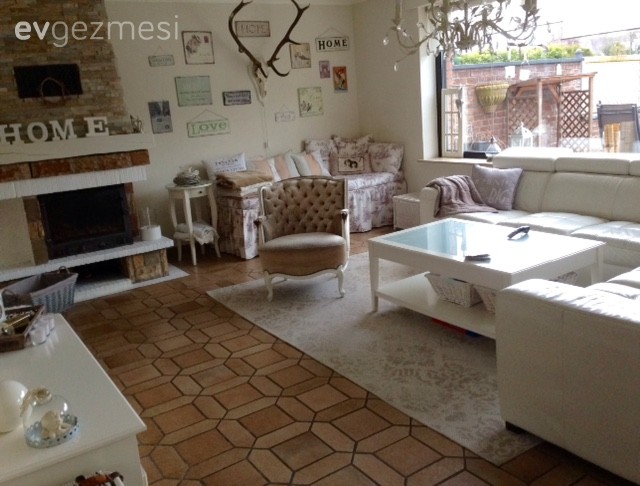 Berjer, Duvar dekorasyonu, Köşe koltuk, Orta sehpa, Salon, Şömine