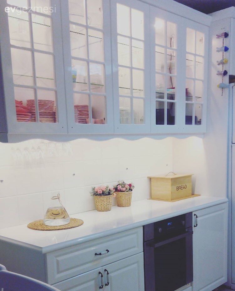 Beyazlar içinde sade ve zarif bir mutfak: Perihan hanımın yeni mutfağı