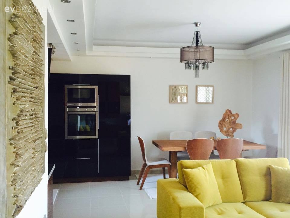 Her köşesinde ahşabın sıcaklığının olduğu modern ve konforlu bir ev.. 