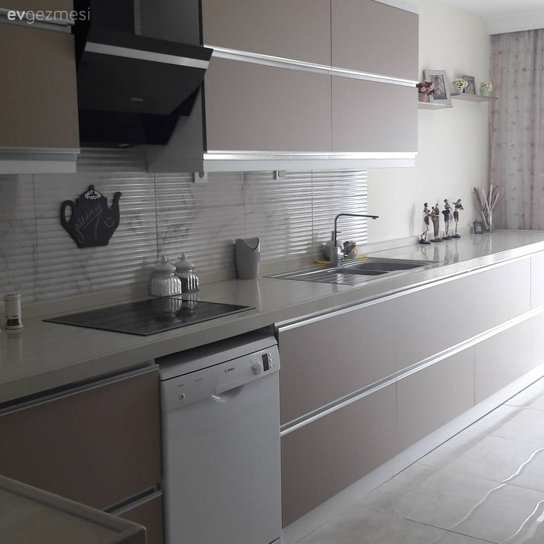 Öncesi& Sonrası: Tadilat ile yenilenen mutfak şimdi hem şık, hem kullanışlı.