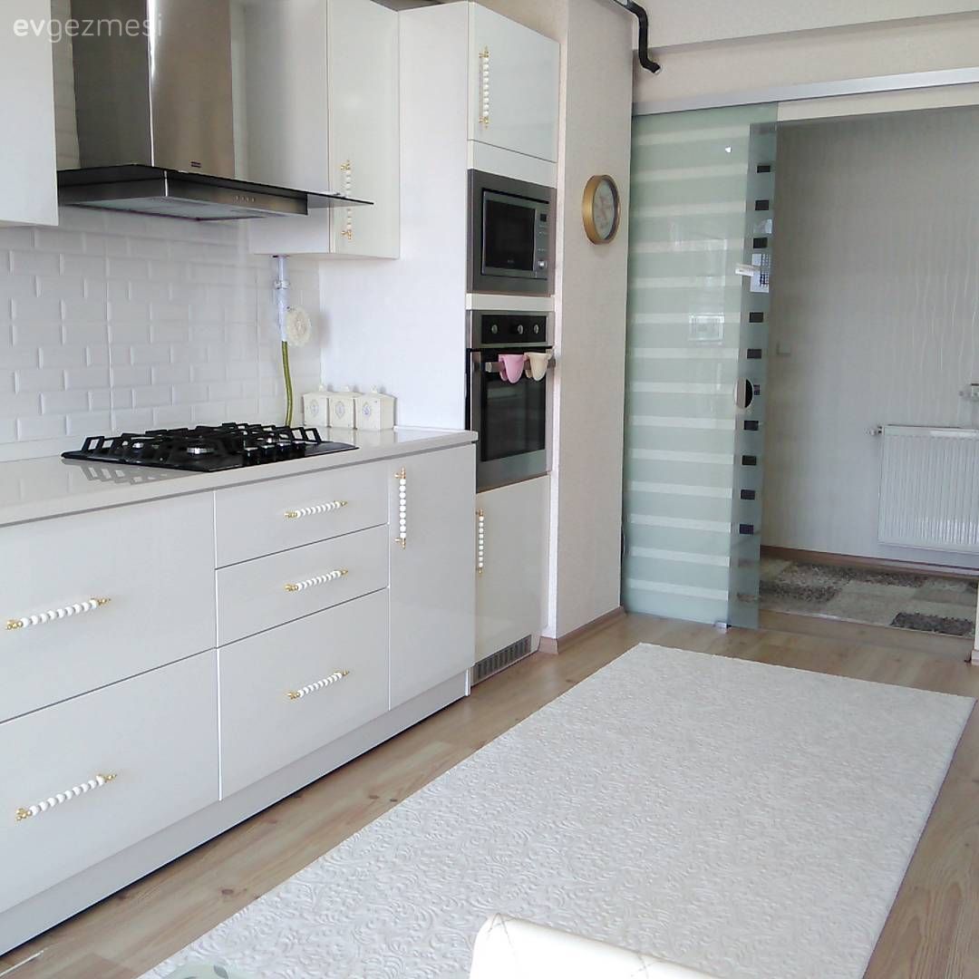 Ayda hanımın beyazlar içinde aydınlık ve şık mutfağı..