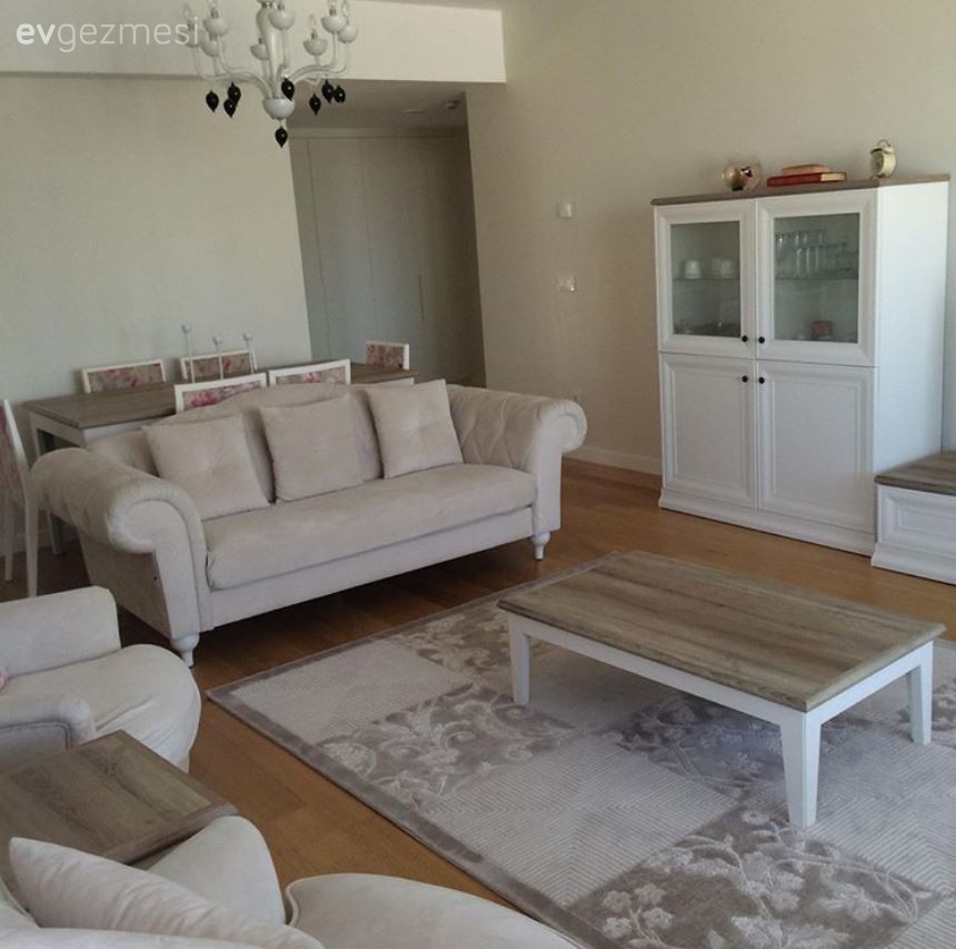 Nurcan hanımın sadeliği ön planda tutan dingin ve ferah evi..