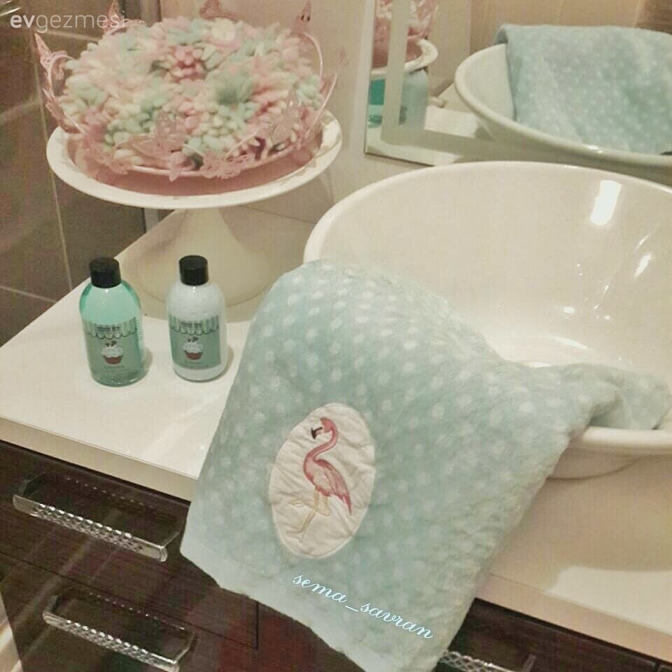 Sema Hanım'ın cıvıl cıvıl bahçe katı evinde ev gezmesindeyiz